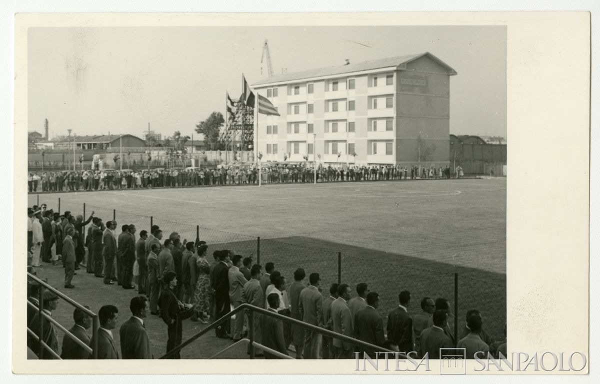 Inaugurazione del campo sportivo del Banco Ambrosiano a Milano, adiacente alle Case del piano INA-CASA, 29 giugno 1958 (fotografo sconosciuto)