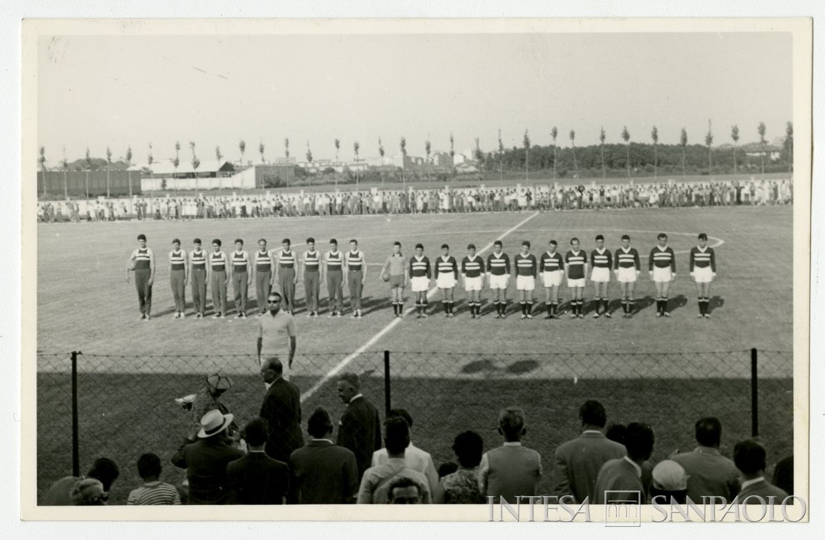 Squadre di pallacanestro e calcio del Banco Ambrosiano in campo per l'inaugurazione del campo sportivo dell'Istituto a Milano, 29 giugno 1958 (fotografo sconosciuto)