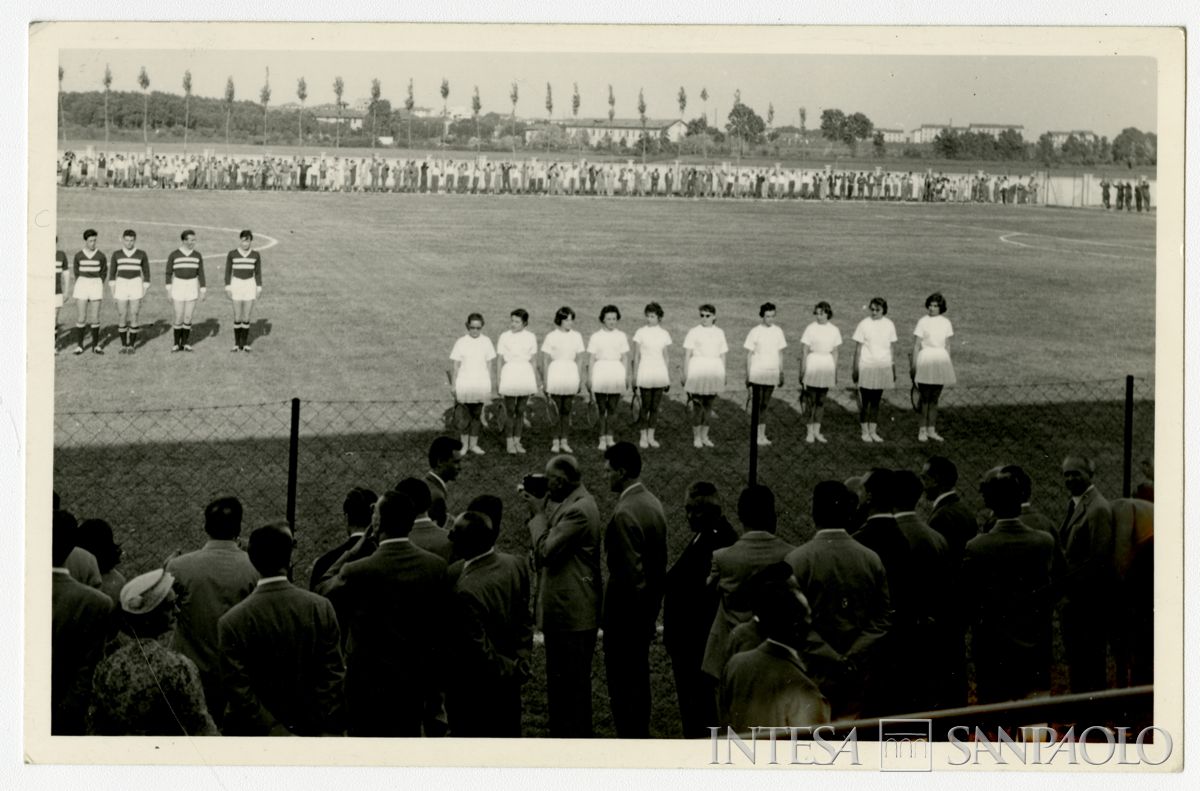 Squadra femminile di tennis del Banco Ambrosiano in campo per l'inaugurazione del campo sportivo dell'Istituto a Milano, 29 giugno 1958 (fotografo sconosciuto)