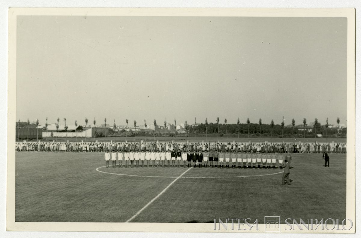 Nazionale juniores di calcio italiana e la rappresentativa austriaca di Graz in campo per la partita inaugurale del campo sportivo del Banco Ambrosiano a Milano, 29 giugno 1958 (fotografo sconosciuto)