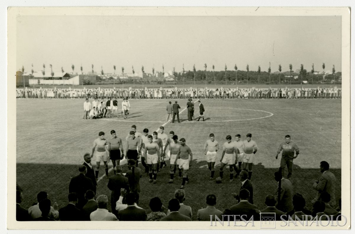 Nazionale juniores di calcio italiana e la rappresentativa austriaca di Graz in campo per la partita inaugurale del campo sportivo del Banco Ambrosiano a Milano, 29 giugno 1958 (fotografo sconosciuto)