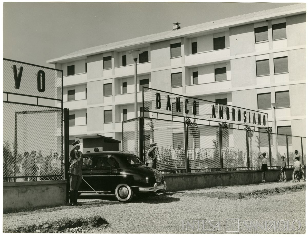 Inaugurazione delle Case del piano INA-CASA e del campo sportivo del Banco Ambrosiano a Milano, 28 giugno 1958 (Publifoto)
