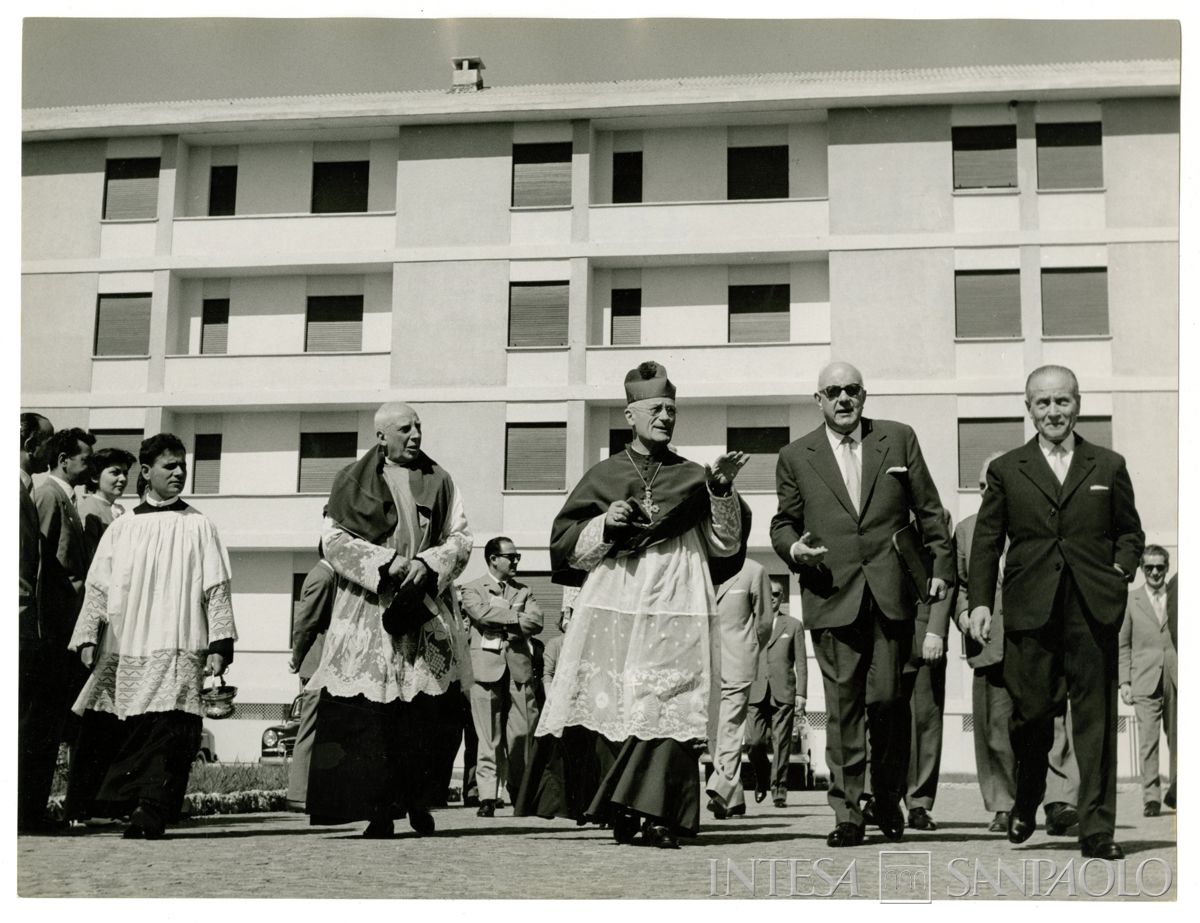 Inaugurazione delle Case del piano INA-CASA e del campo sportivo del Banco Ambrosiano a Milano, 28 giugno 1958 (Publifoto)