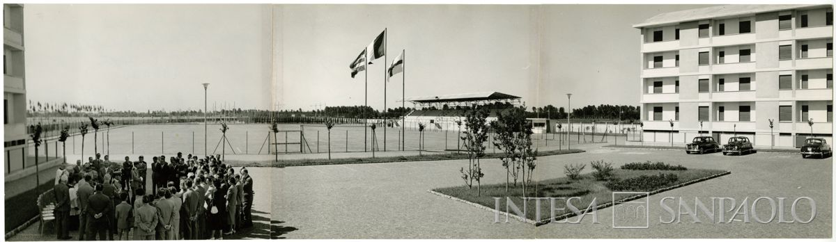 Inaugurazione delle Case del piano INA-CASA e del campo sportivo del Banco Ambrosiano a Milano, 28 giugno 1958 (Publifoto)