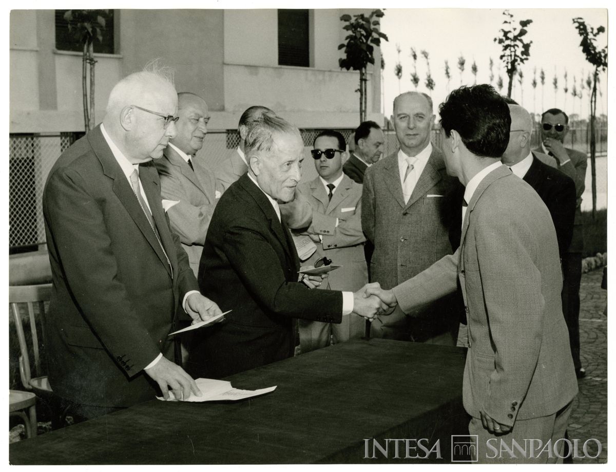 Consegna degli appartamenti nelle Case del piano INA-CASA ai dipendenti del Banco Ambrosiano beneficiari, Milano, 28 giugno 1958 (Publifoto)