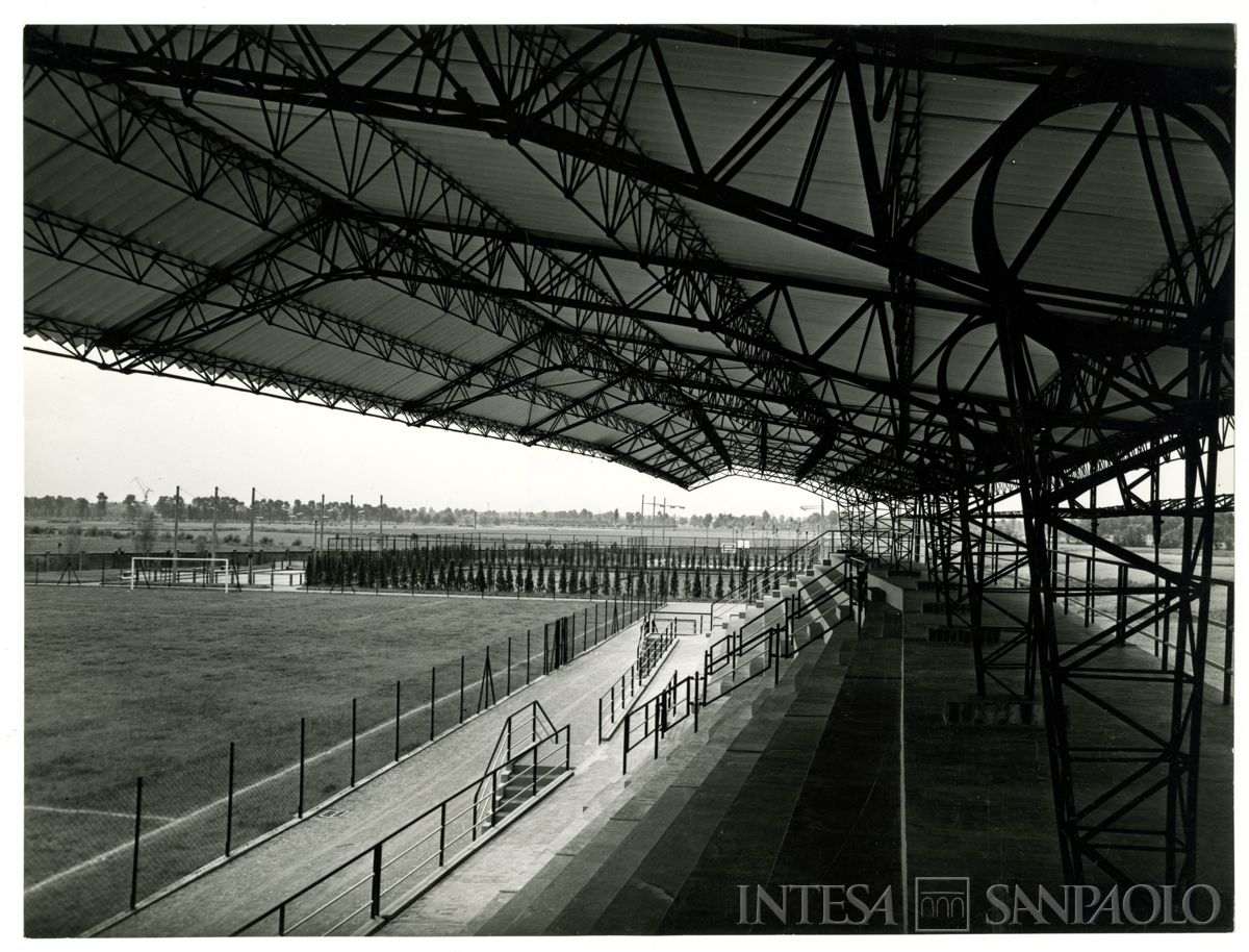 Campo sportivo del Banco Ambrosiano a Milano adiacente alle Case del piano INA-CASA, 28 giugno 1958 (Publifoto)