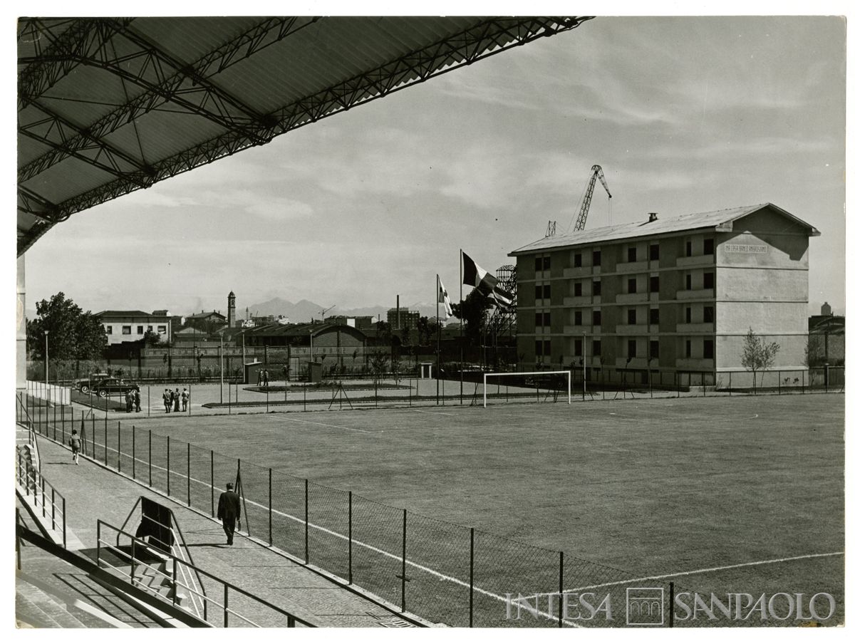 Campo sportivo del Banco Ambrosiano a Milano adiacente alle Case del piano INA-CASA, 28 giugno 1958 (Publifoto)