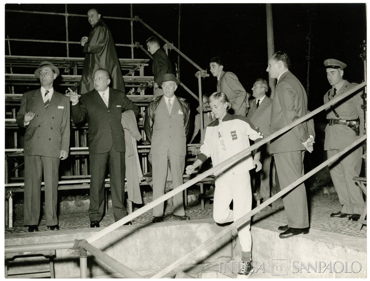 Manifestazione sportiva presso il campo sportivo del Banco Ambrosiano a Milano; in piedi, secondo da sinistra, Carlo Alessandro Canesi; davanti atleta della squadra femminile di pallacanestro Standa di Milano, 1 ottobre 1958 (Publifoto)