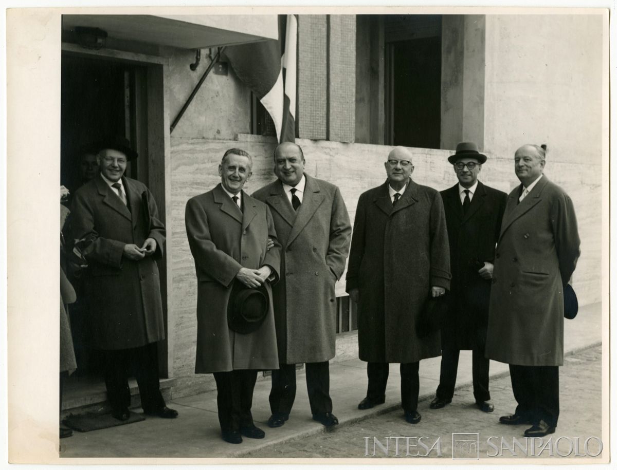 Autorità all'inaugurazione delle case del piano INA-CASA del Banco Ambrosiano a Torino; terzo da destra Luigi Brusati e Carlo Alessandro Canesi, 24 marzo 1960 (Foto Frua)