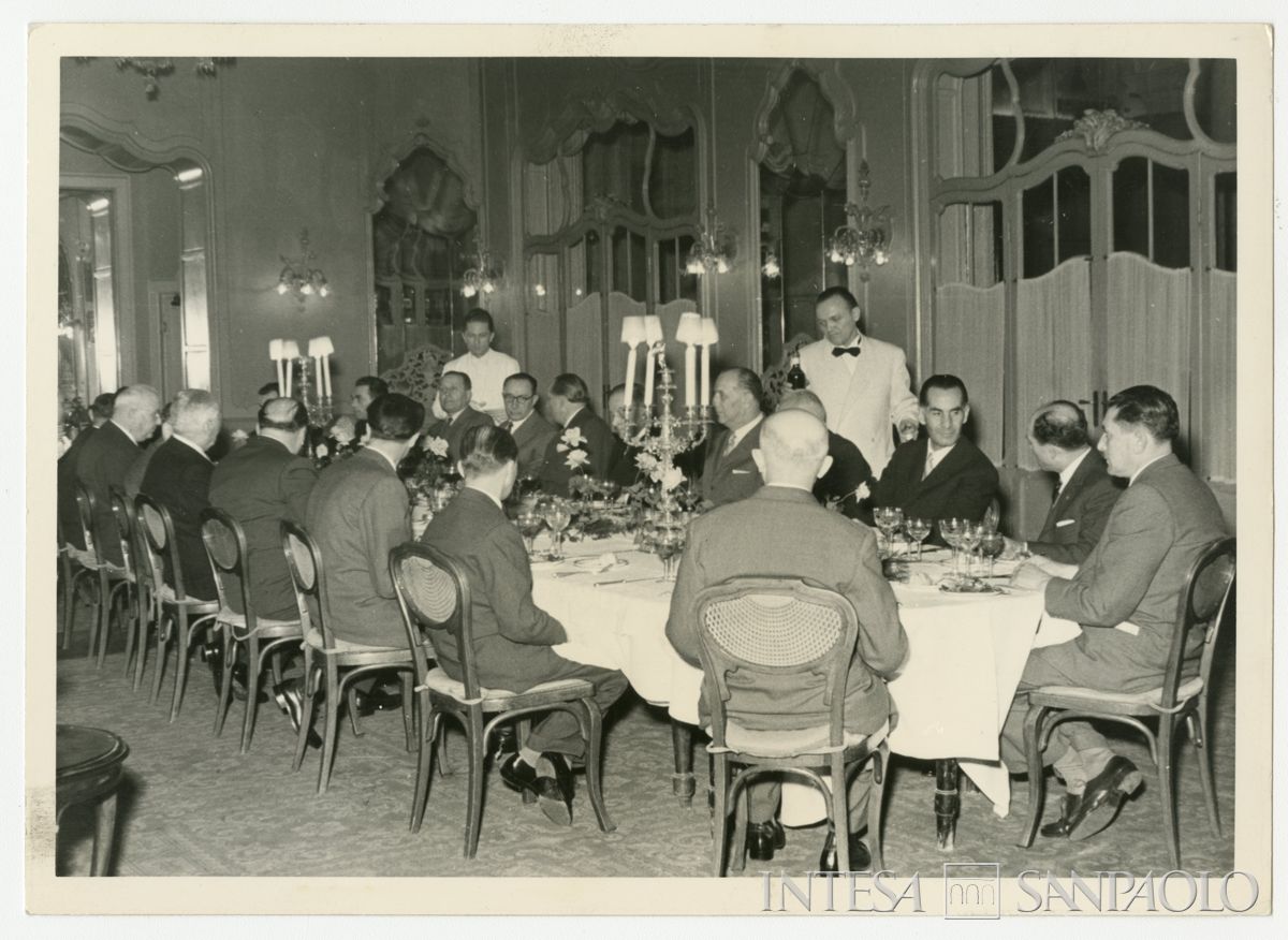 Pranzo all'Albergo Continentale alla presenza del presidente Tommaso Gallarati Scotti, anni 1960 (Servizio fotografico Foto Flash)