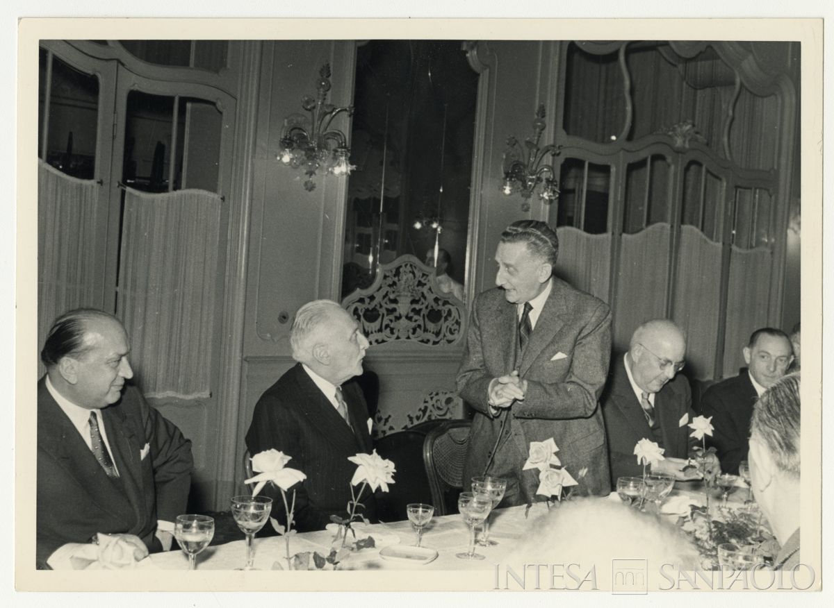 Pranzo all'Albergo Continentale alla presenza del presidente Tommaso Gallarati Scotti; da sx Carlo Alessandro Canesi e Tommaso Gallarati Scotti, persona n.i., Luigi Brusati, anni 1960 (Servizio fotografico Foto Flash)