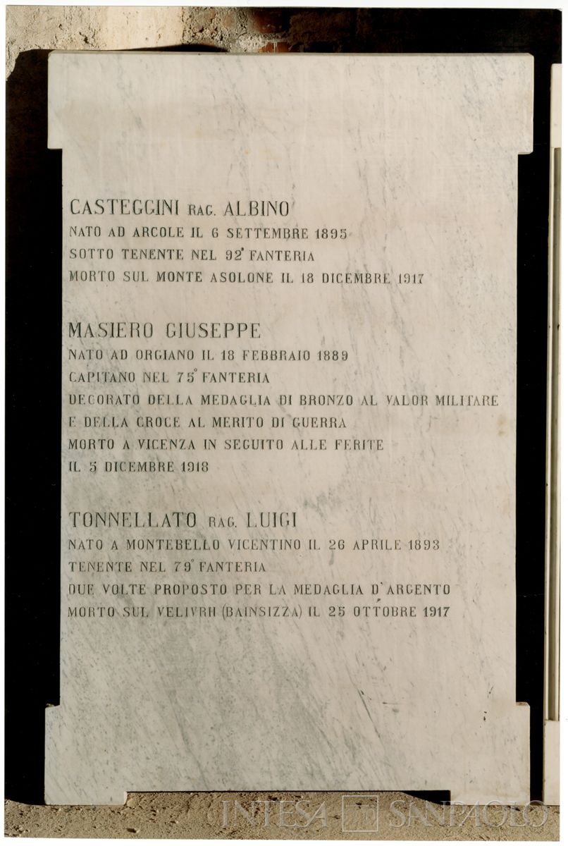 Lapide commemorativa per i dipendenti della Banca Cattolica del Veneto caduti nella Grande Guerra, 2000 circa (fotografo sconosciuto)