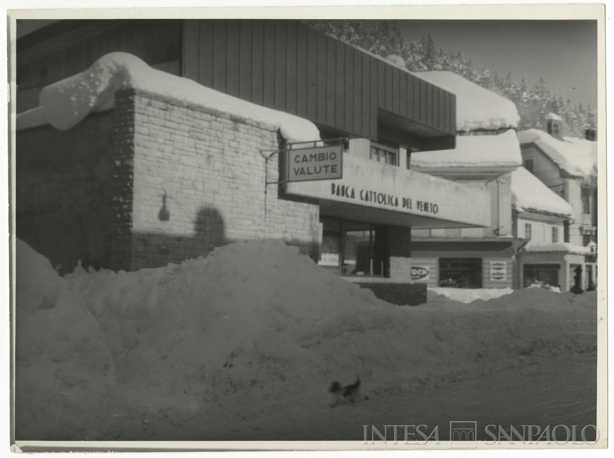 Filiale della Banca Cattolica del Veneto a Tarvisio (Udine), 1965    Fotografo sconosciuto
