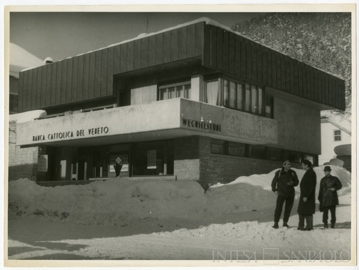 Filiale della Banca Cattolica del Veneto a Tarvisio (Udine), 1965    Fotografo sconosciuto