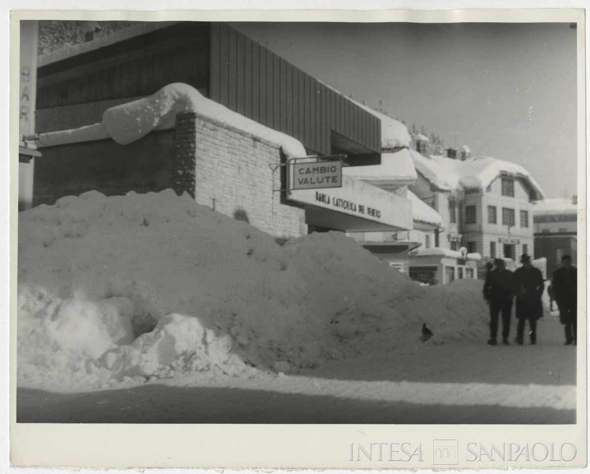 Filiale della Banca Cattolica del Veneto a Tarvisio (Udine), 1965    Fotografo sconosciuto