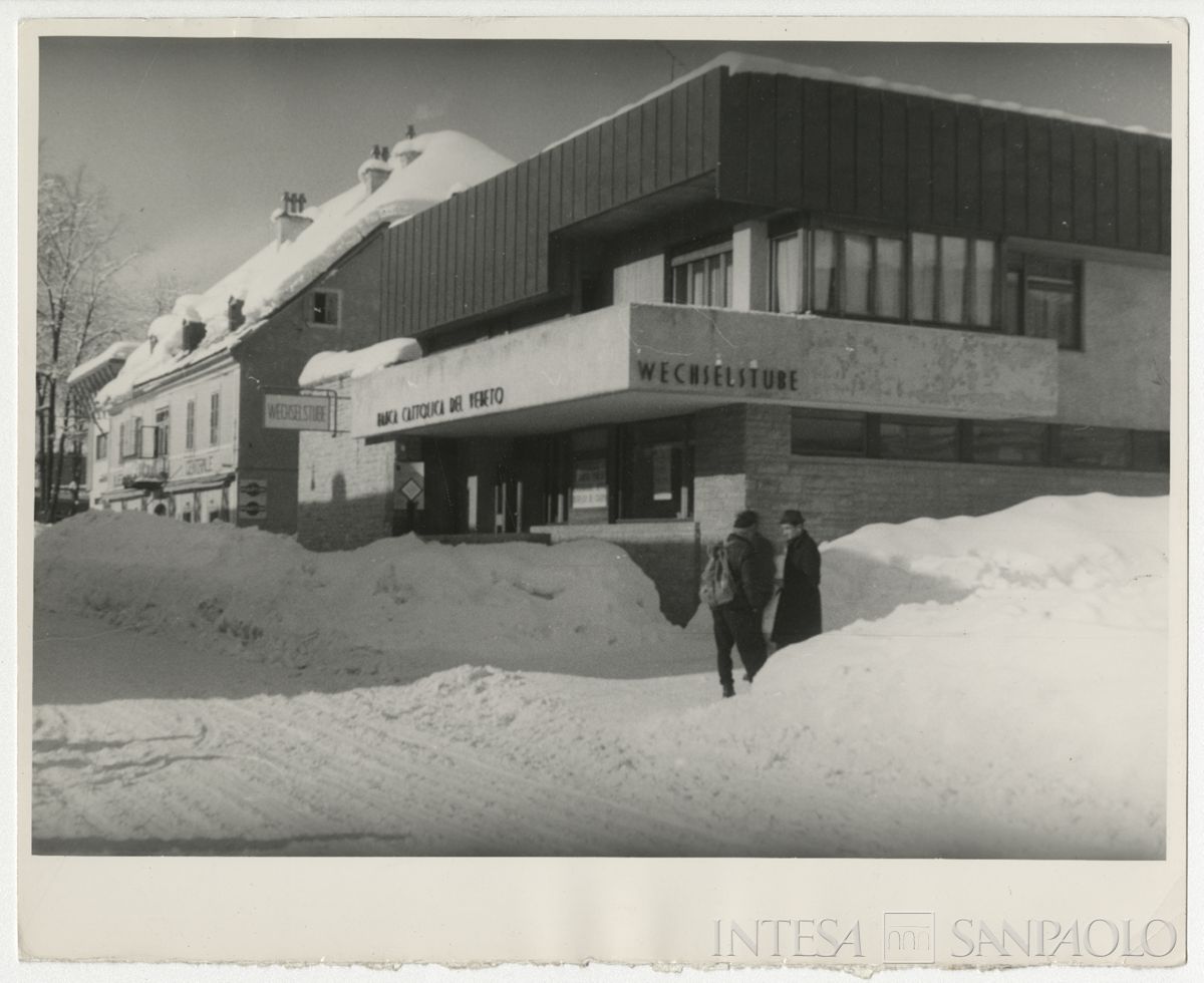Filiale della Banca Cattolica del Veneto a Tarvisio (Udine), 1965    Fotografo sconosciuto