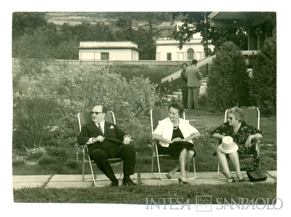 Il presidente dell'IMI Stefano Siglienti (a sinistra) con la moglie Ines Berlinguer (a destra) al circolo sportivo dell'IMI, Roma, post giugno 1961 (fotografo sconosciuto)