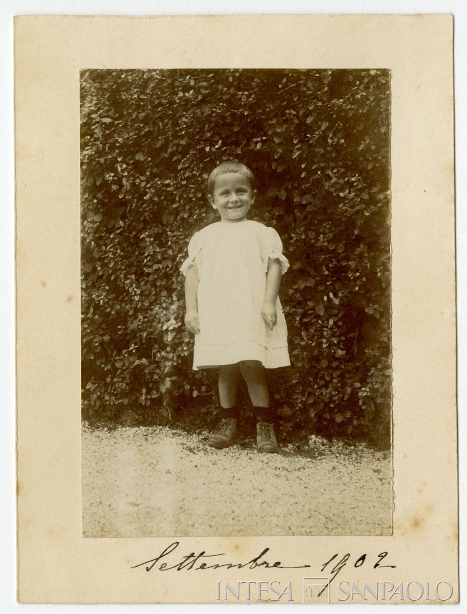 Nogara Johnny all'aperto nel giardino di casa, 1902 (Bernardino Nogara)