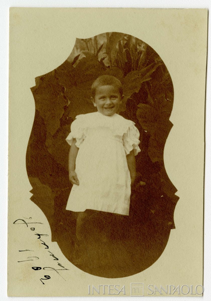 Nogara Johnny all'aperto nel giardino di casa, 1902 (Bernardino Nogara)