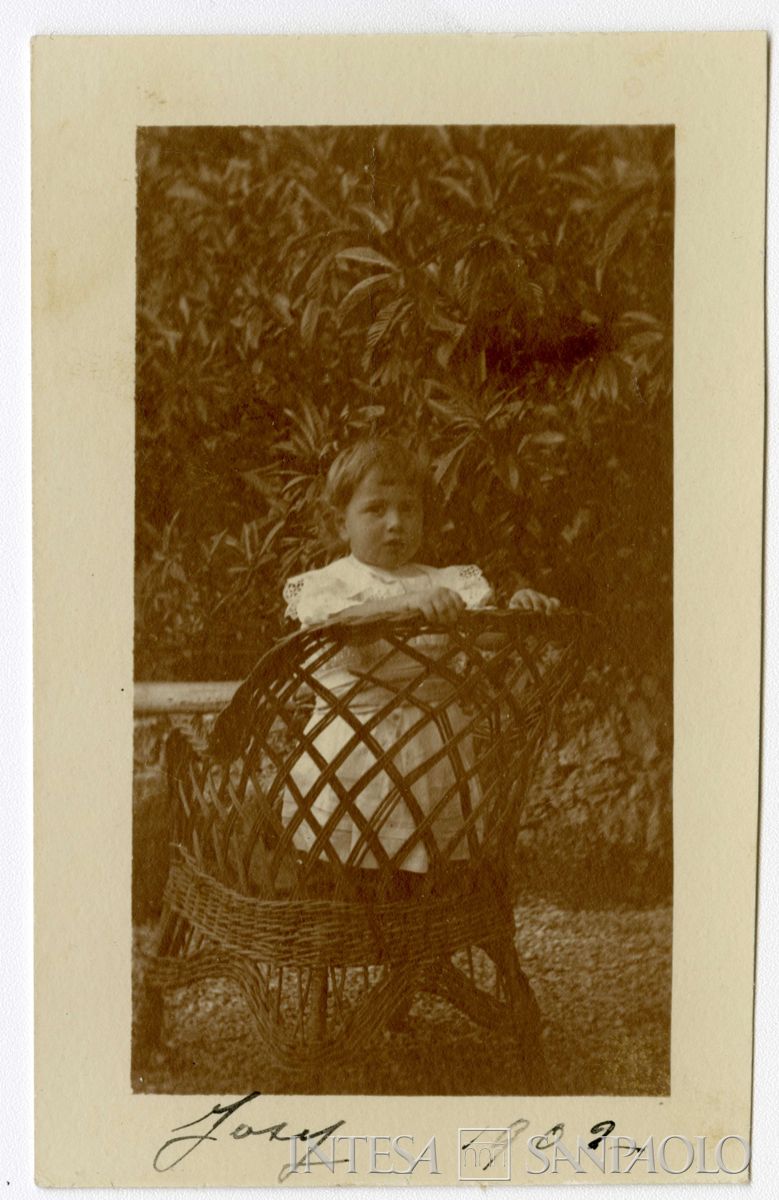 Nogara Josy all'aperto nel giardino di casa, 1902 (Bernardino Nogara)