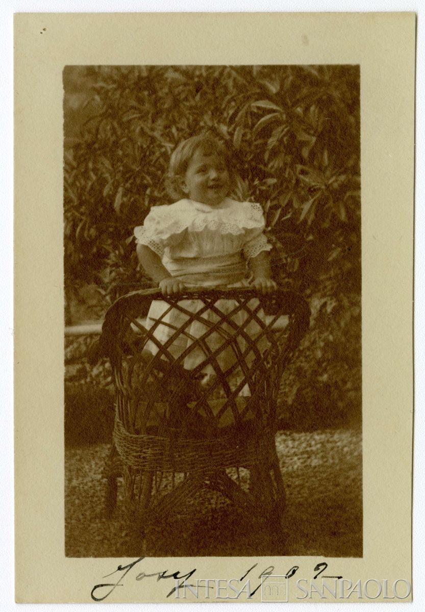 Nogara Josy all'aperto nel giardino di casa, 1902 (Bernardino Nogara)