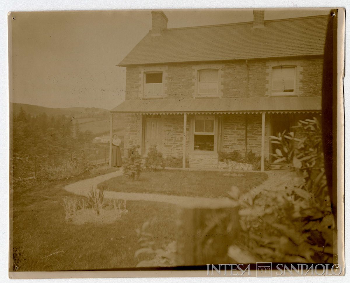 Ester Nogara nel giardino dell'abitazione inglese, 1898 (fotografo sconosciuto)