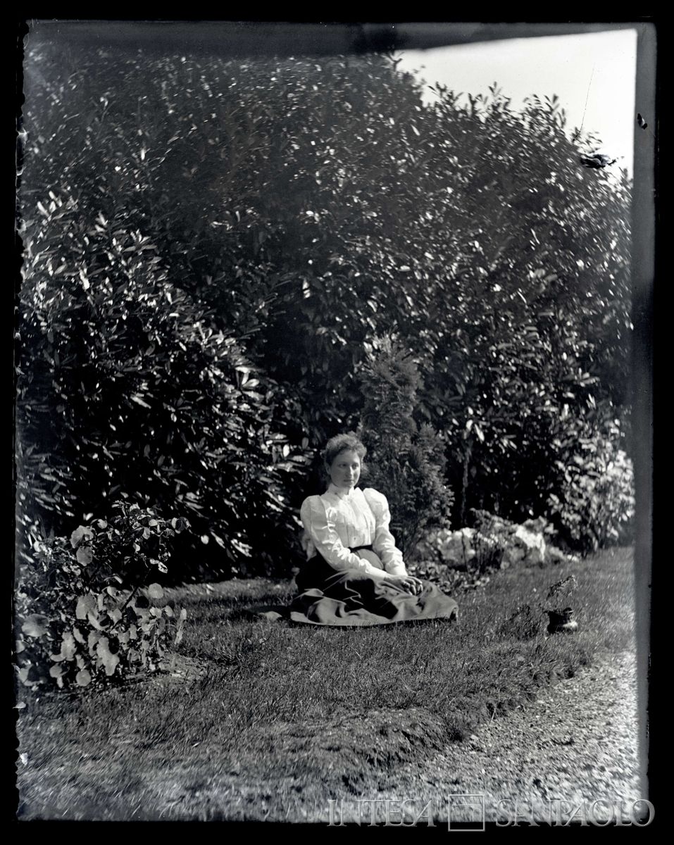 Ester Nogara nel giardino dell'abitazione inglese, 1898 (fotografo sconosciuto)