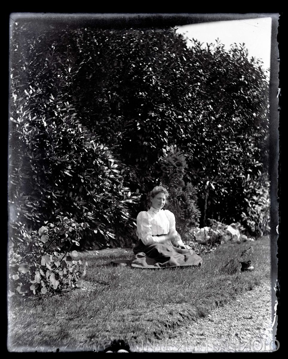 Ester Nogara nel giardino dell'abitazione inglese, 1898 (fotografo sconosciuto)