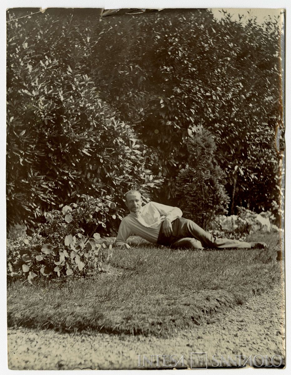Bernardino Nogara nel giardino dell'abitazione inglese, 1898 (fotografo sconosciuto)
