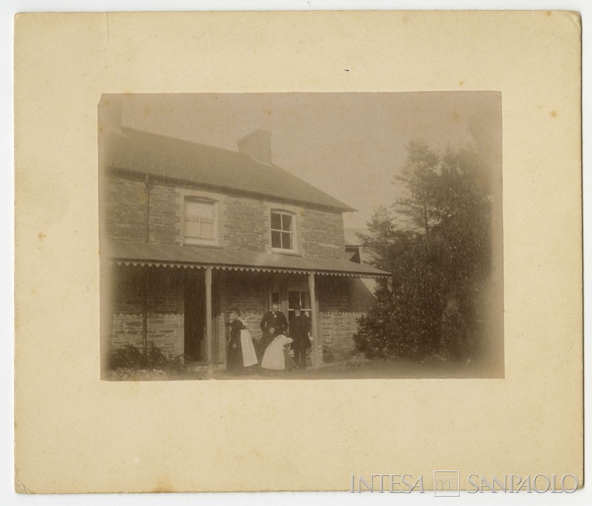 Bernardino e Ester Nogara davanti all'abitazione inglese in occasione del battesimo del figlio Johnny, 1899 (fotografo sconosciuto)