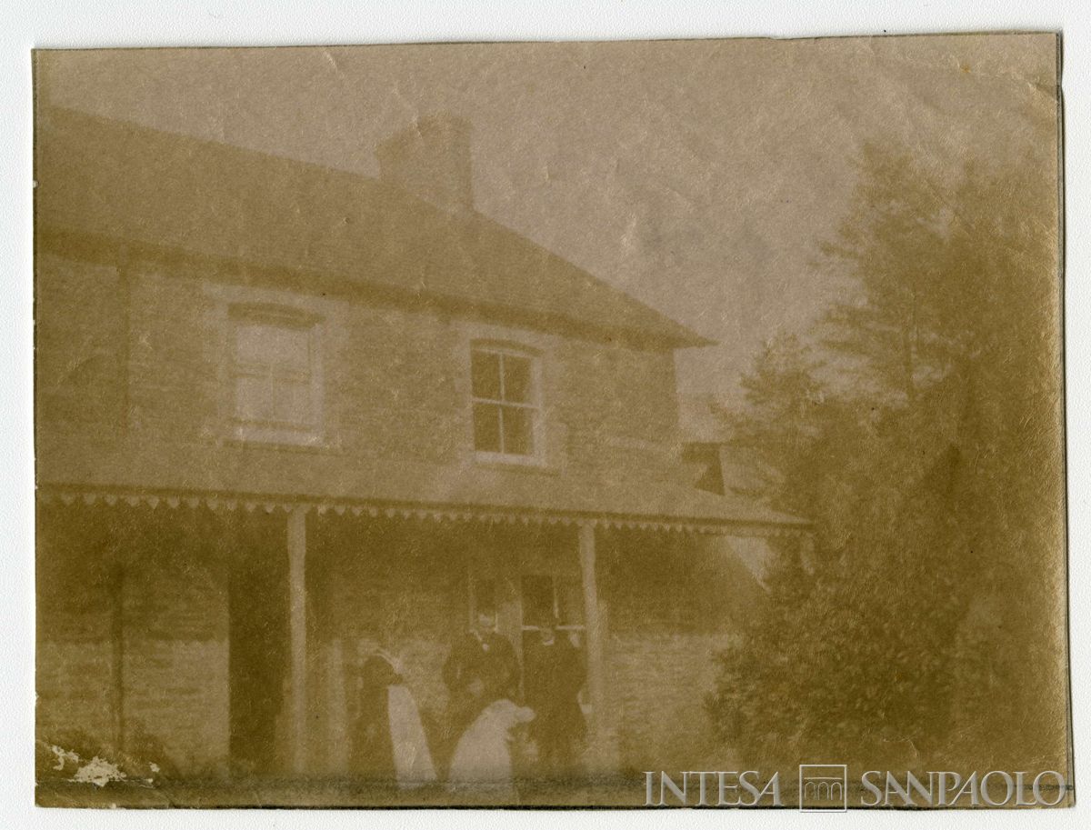 Bernardino e Ester Nogara davanti all'abitazione inglese in occasione del battesimo del figlio Johnny, 1899 (fotografo sconosciuto)