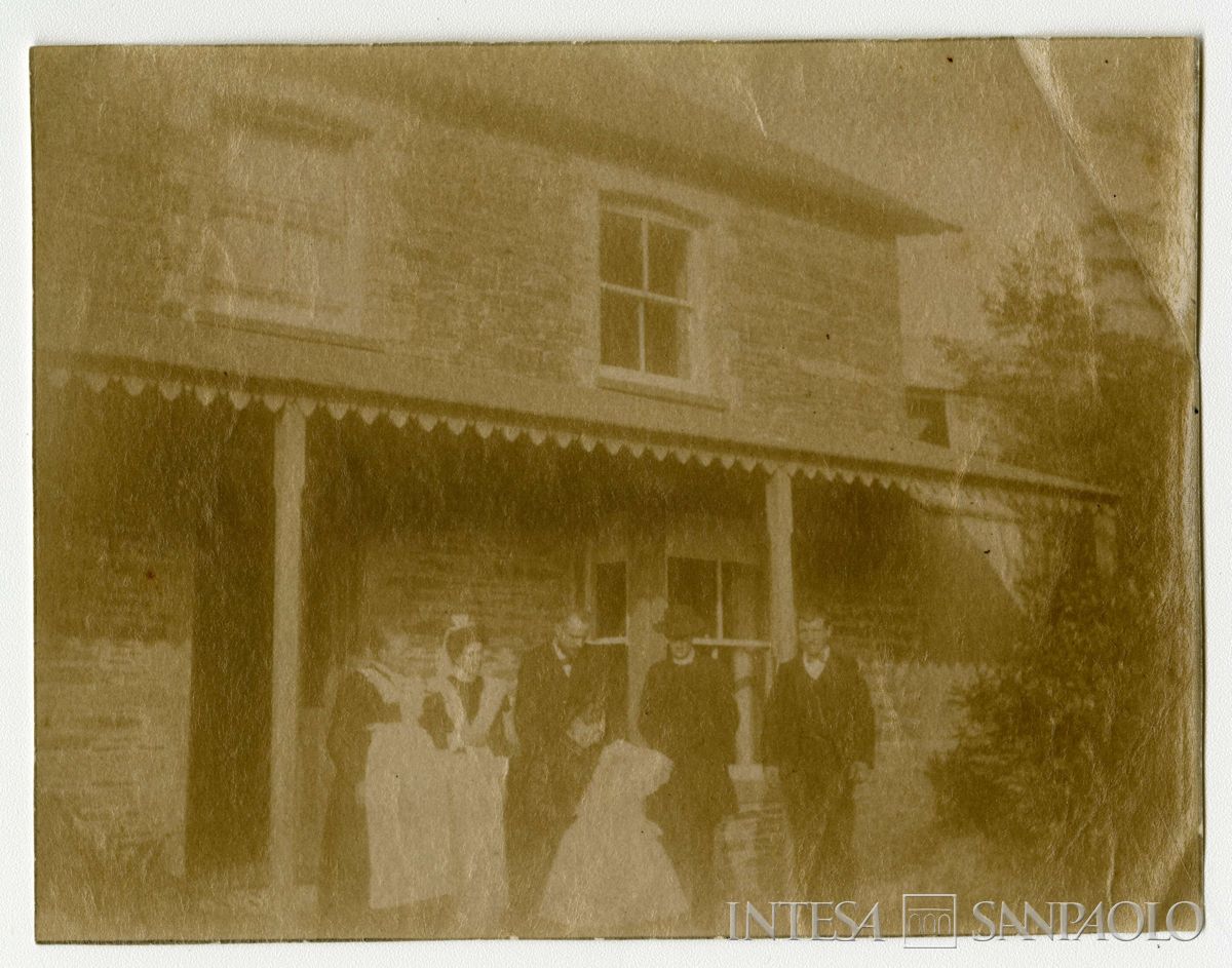 Bernardino e Ester Nogara davanti all'abitazione inglese in occasione del battesimo del figlio Johnny, 1899 (fotografo sconosciuto)