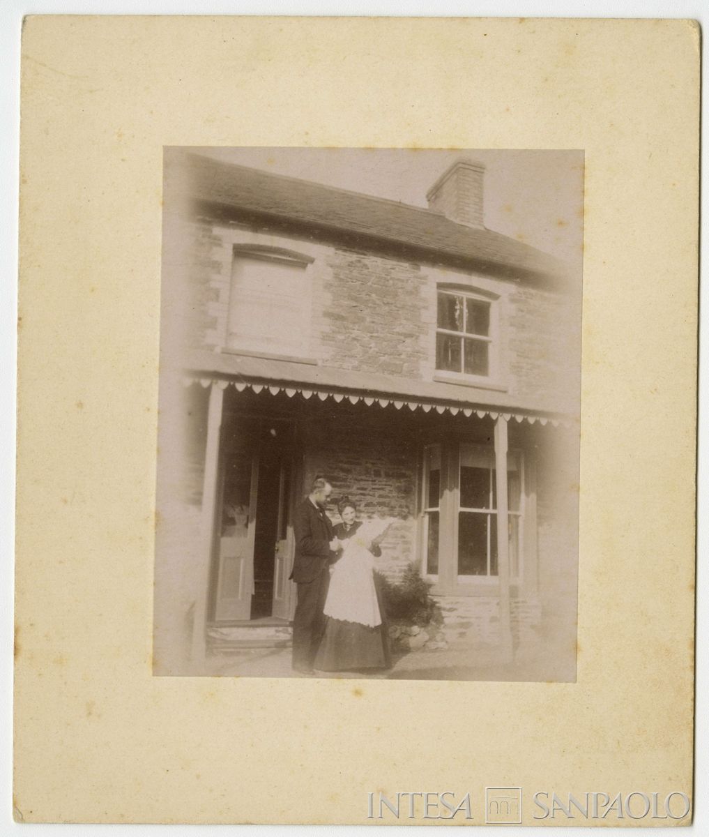 Bernardino e Ester Nogara davanti all'abitazione inglese in occasione del battesimo del figlio Johnny, 1899 (fotografo sconosciuto)
