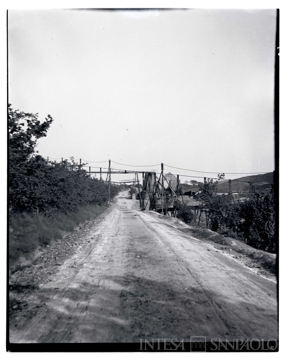 Miniera di Frongoch: strada che collega Red Rock alla miniera, attraversata da strutture a ponte, 1898-1901 (Bernardino Nogara)