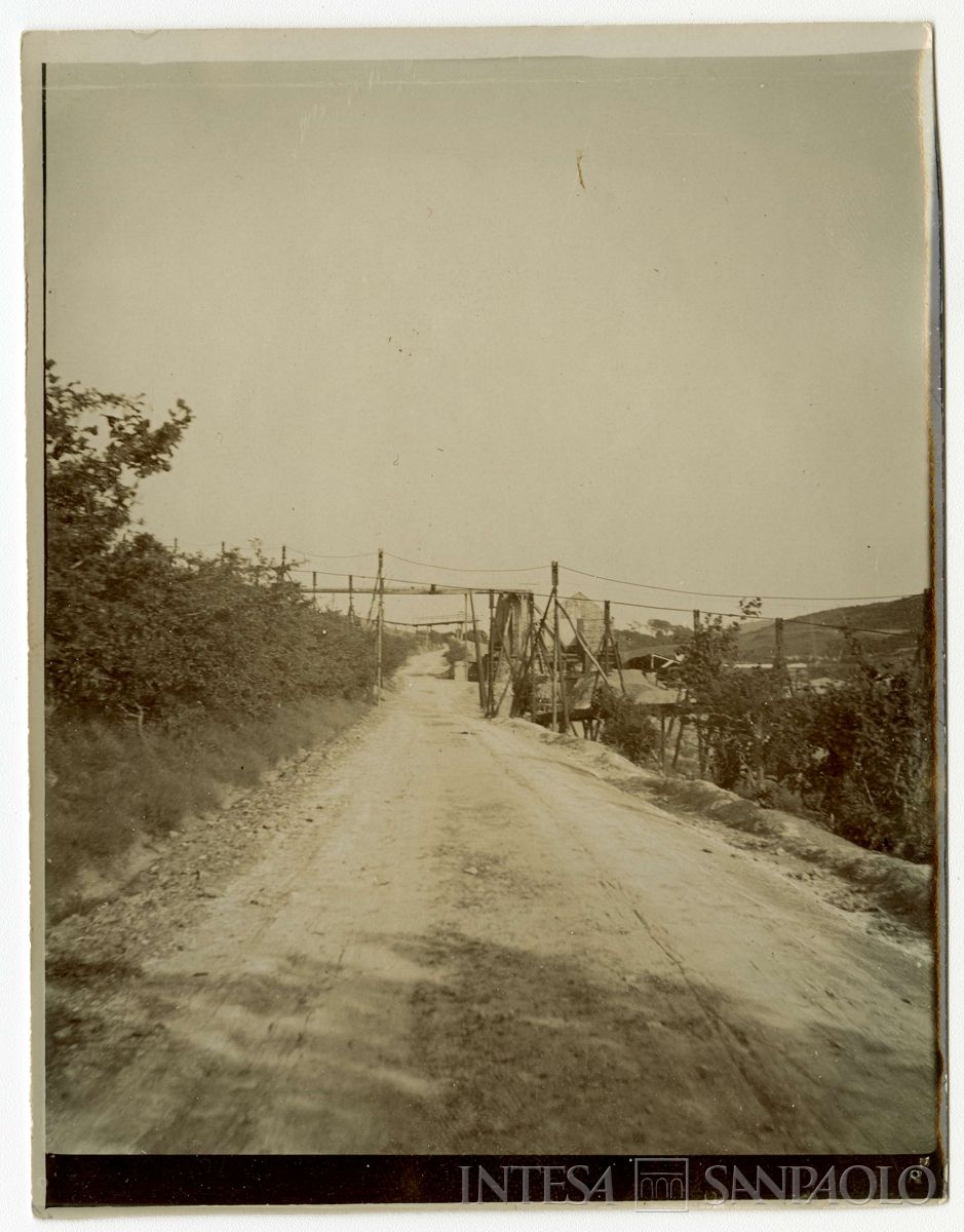 Miniera di Frongoch: strada che collega Red Rock alla miniera, attraversata da strutture a ponte, 1898-1901 (Bernardino Nogara)