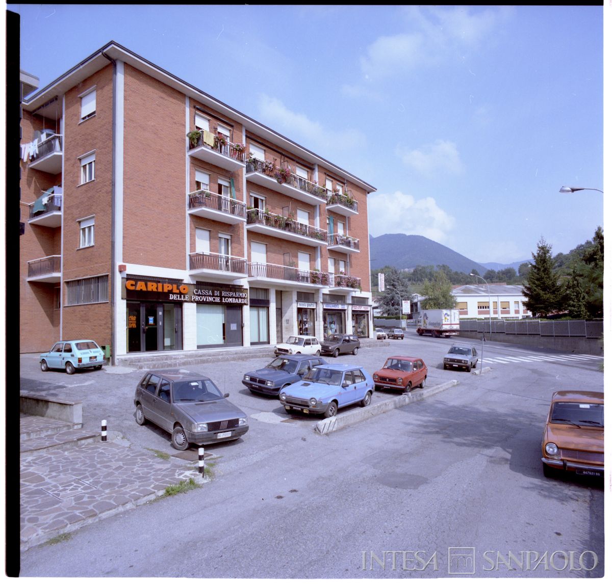 Cariplo, esterno della filiale di Almenno San Salvatore, 15 settembre 1986 (Dino Sala)