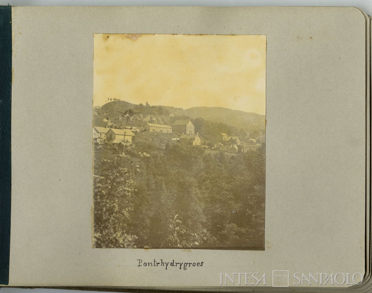 Album del Galles: scorcio del villaggio di Pont rhyd y groes, 1899 (fotografo sconosciuto)