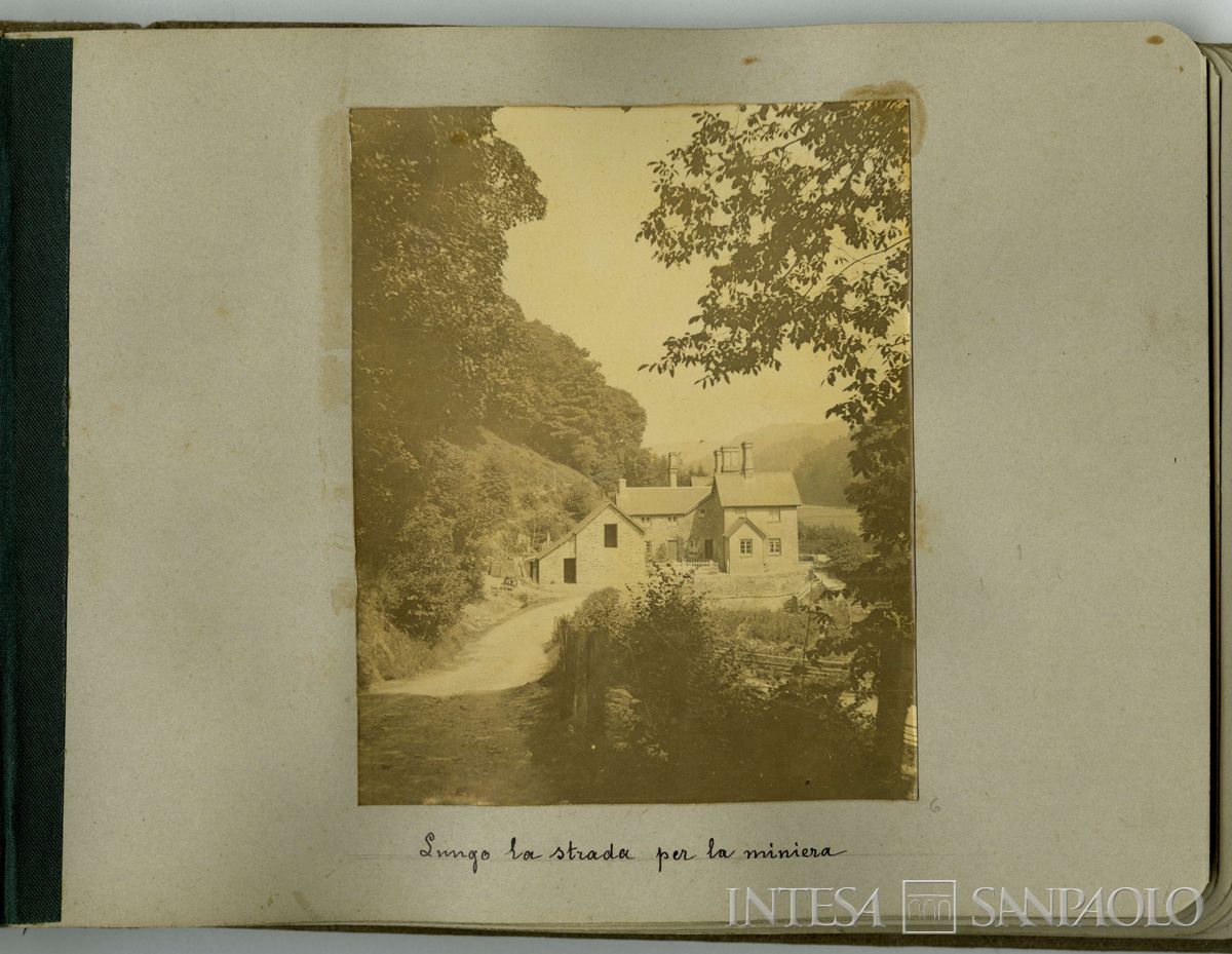 Album del Galles: edifici sulla strada per la miniera, 1899 (fotografo sconosciuto)