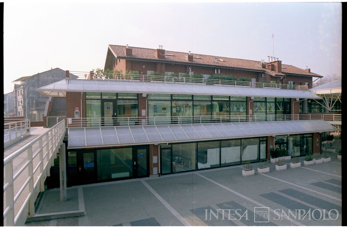 Cariplo, esterno della filiale di Grugliasco presso il Centro Commerciale Le Serre, gennaio 1995 (Dino Sala)