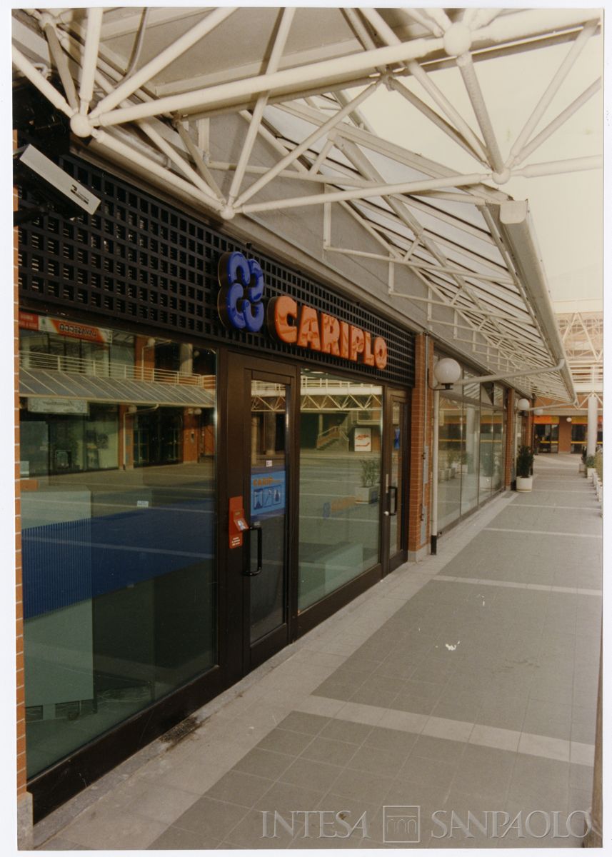Cariplo, esterno della filiale di Grugliasco presso il Centro Commerciale Le Serre, gennaio 1995 (Dino Sala)
