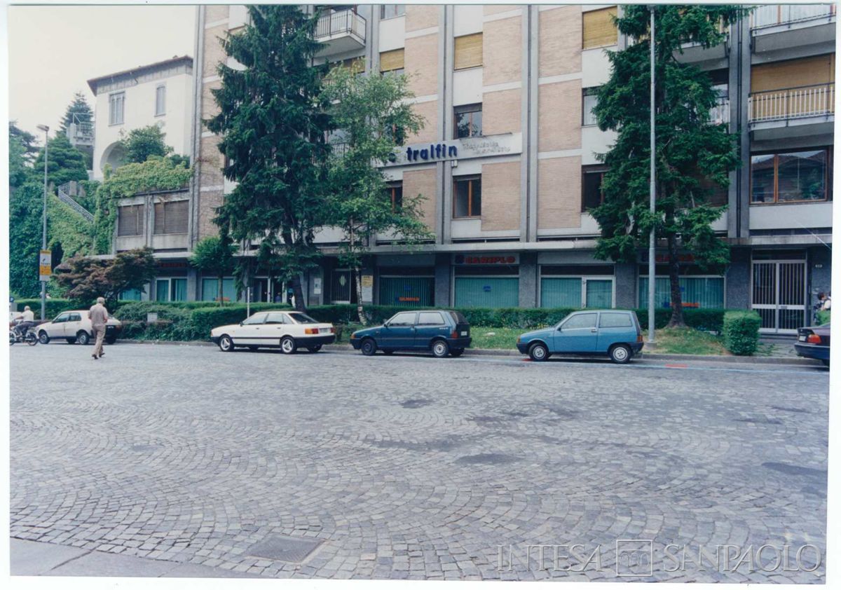 Cariplo, filiale di Ivrea in corso Nigra 60, 1996 (foto di Dino Sala)