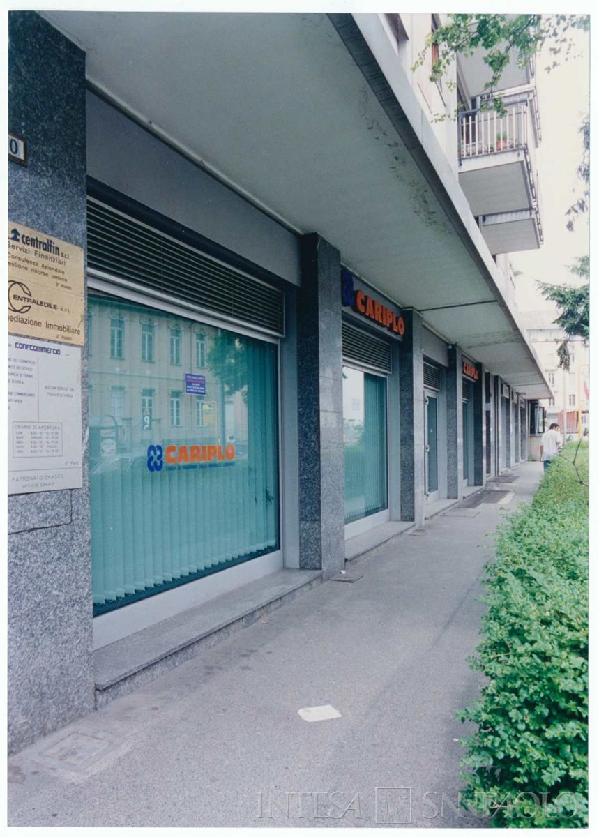 Cariplo, filiale di Ivrea in corso Nigra 60, 1996 (foto di Dino Sala)