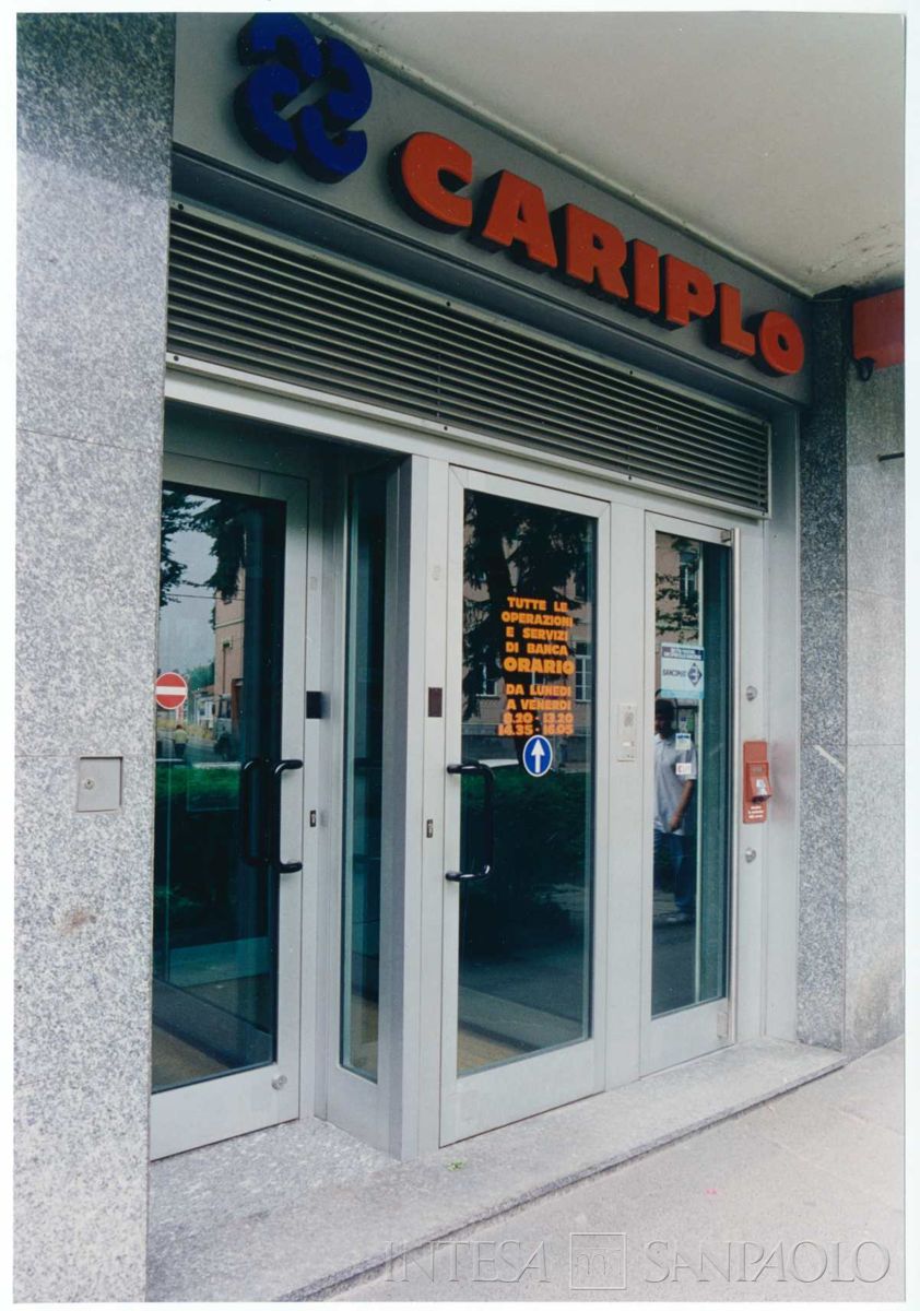 Cariplo, filiale di Ivrea in corso Nigra 60, 1996 (foto di Dino Sala)