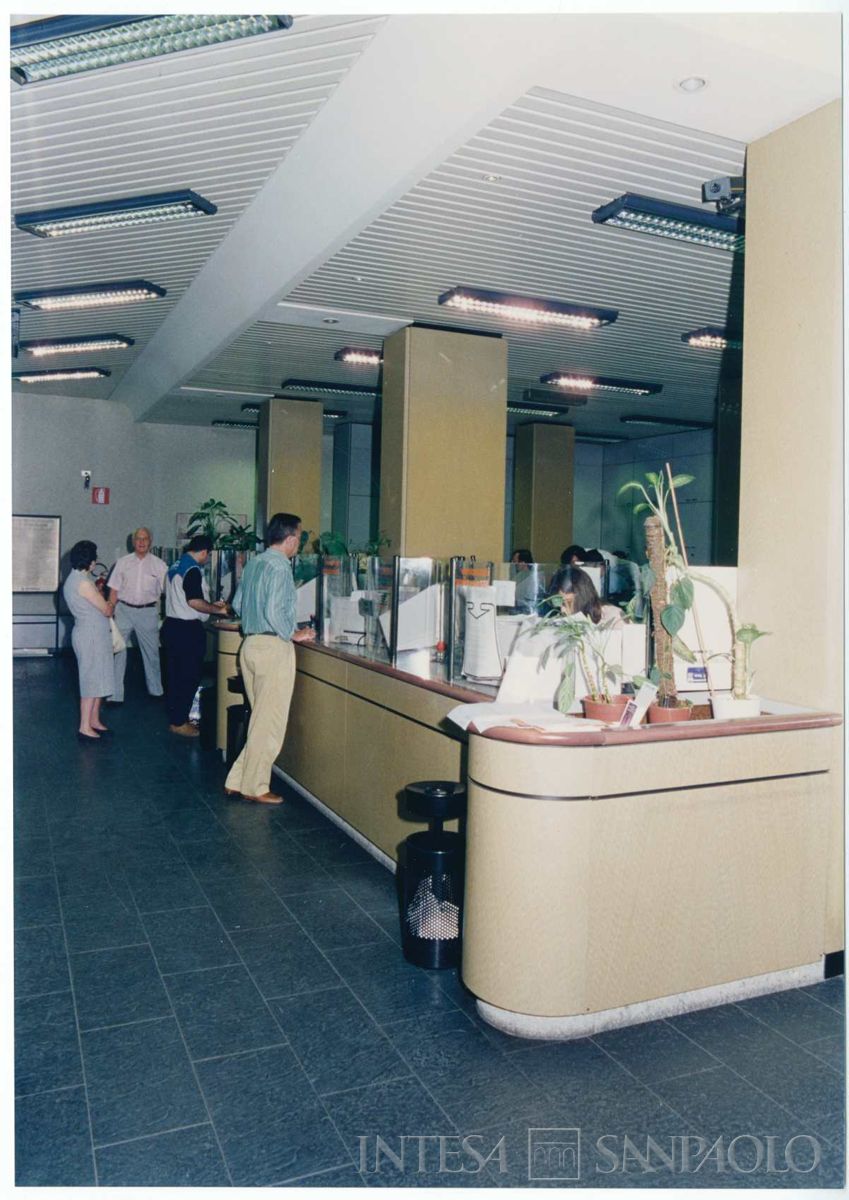 Cariplo, filiale di Ivrea in corso Nigra 60, 1996 (foto di Dino Sala)