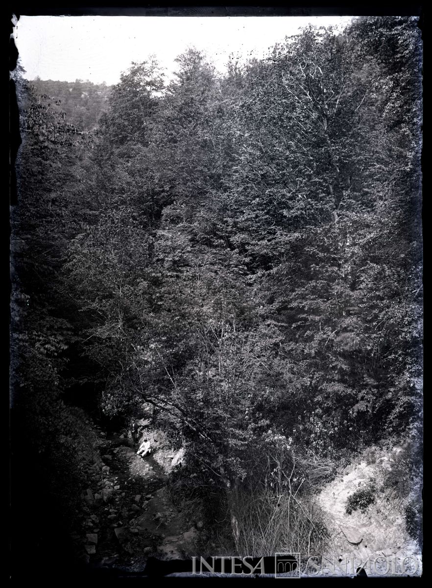 Uomini nei pressi di un ruscello, 1904 - 1914 (fotografo sconosciuto)