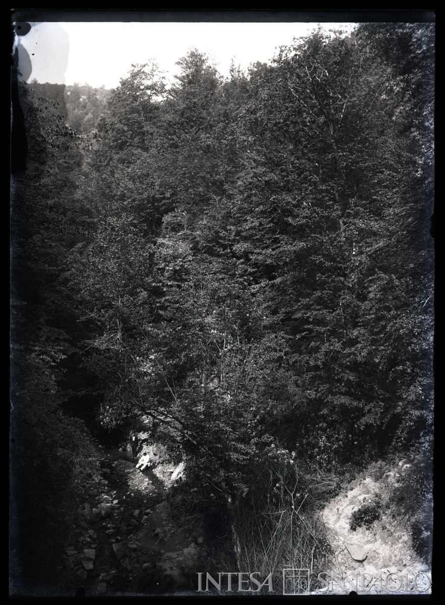 Uomini nei pressi di un ruscello, 1904 - 1914 (fotografo sconosciuto)