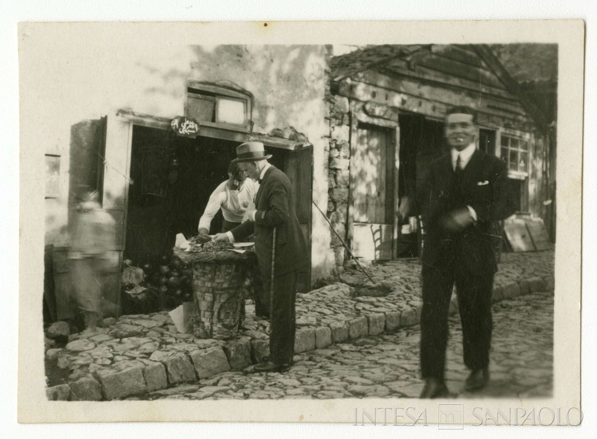 Bernardino Nogara con un mercante su strada nei pressi di Anadolu Hisari, 1921 (fotografo sconosciuto)