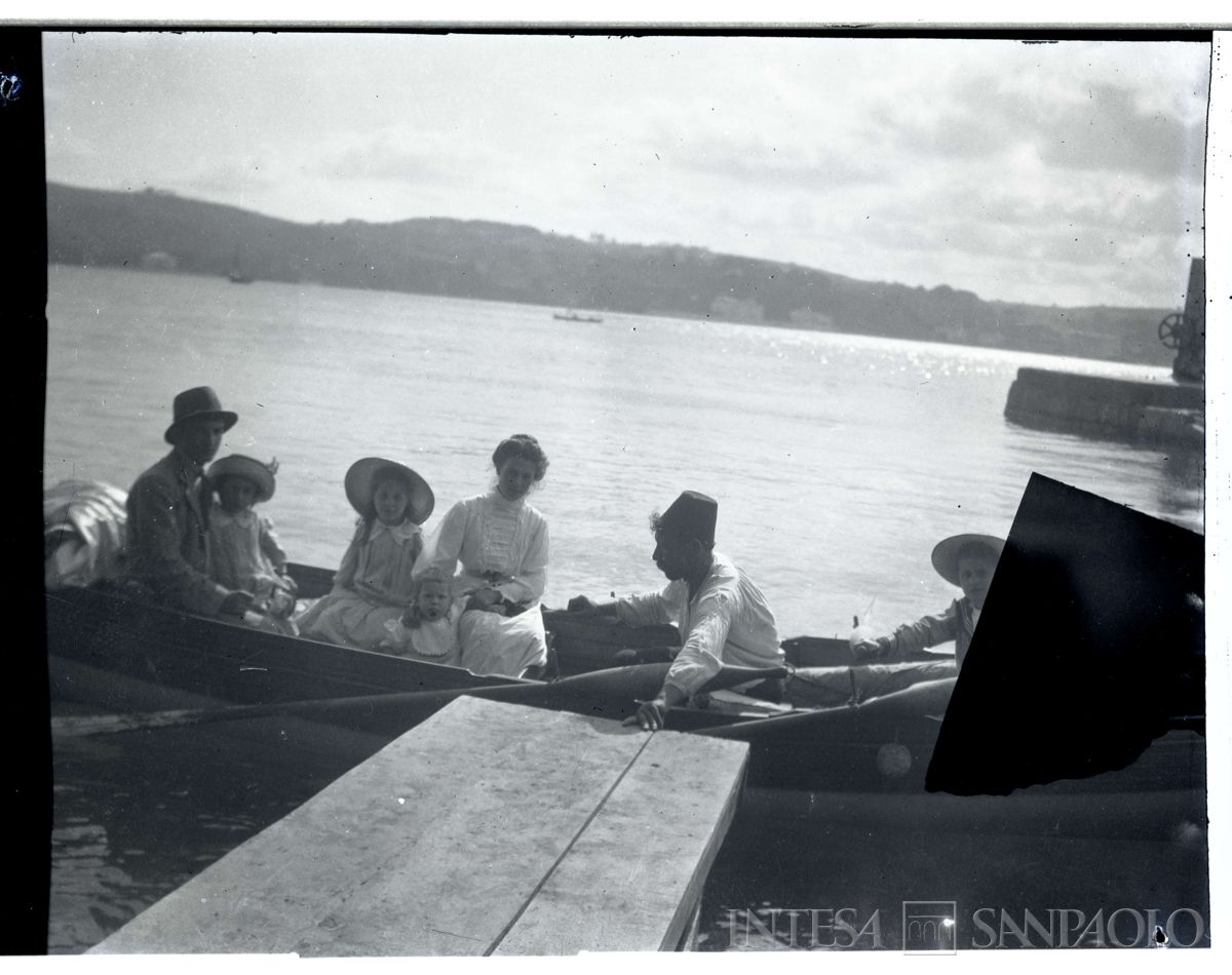 I figli di Ester e Bernardino Nogara con la balia e altri uomini durante una gita, circa 1910 (fotografo sconosciuto)