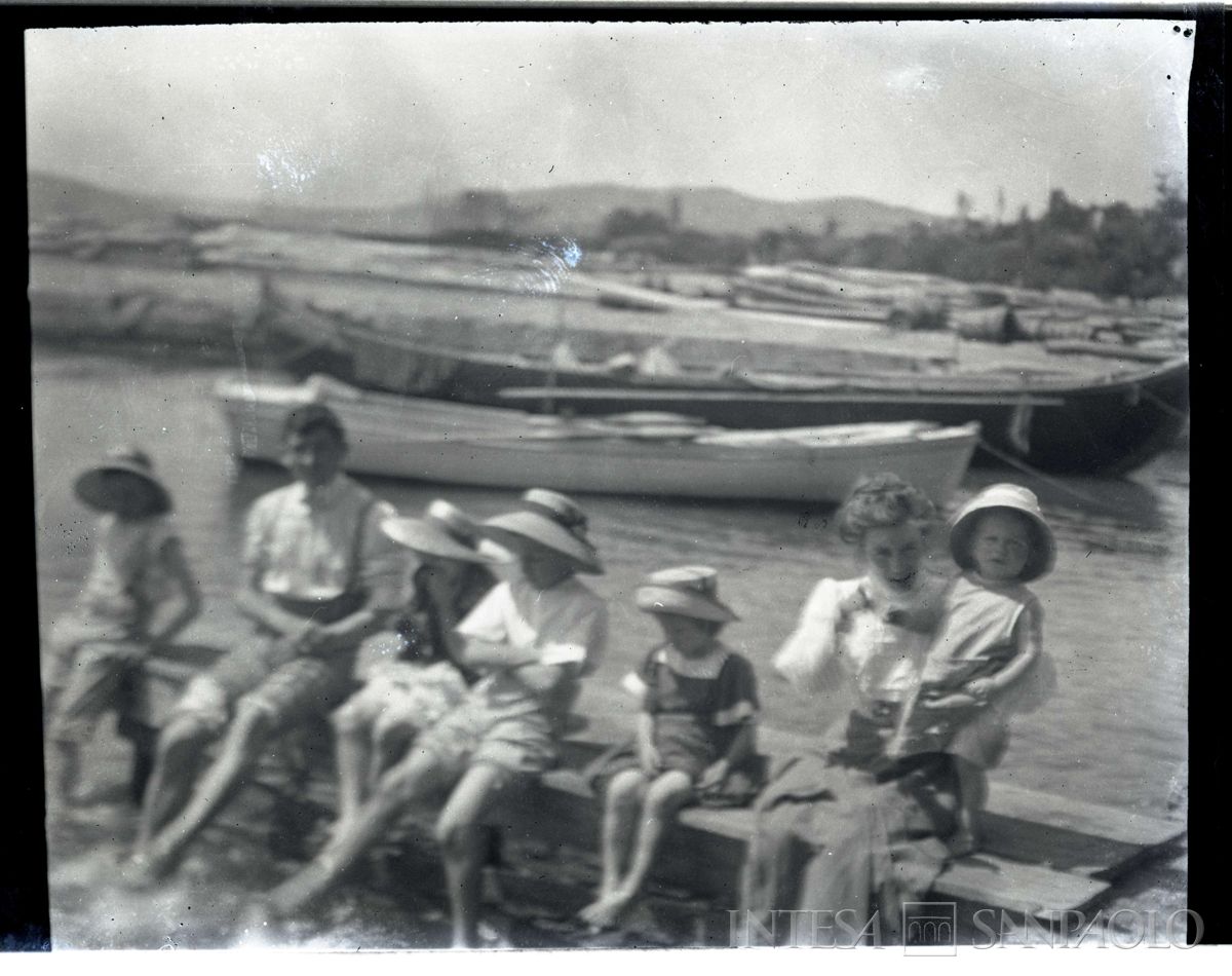 I figli di Ester e Bernardino Nogara con la balia e un altro uomo durante una gita, circa 1910 (fotografo sconosciuto)