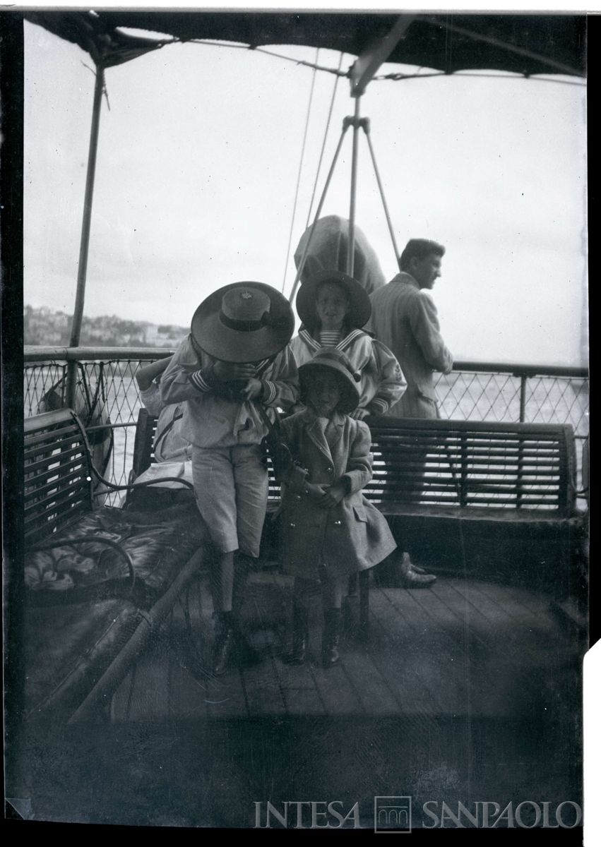 I figli di Ester e Bernardino Nogara durante una gita, circa 1910 (fotografo sconosciuto)